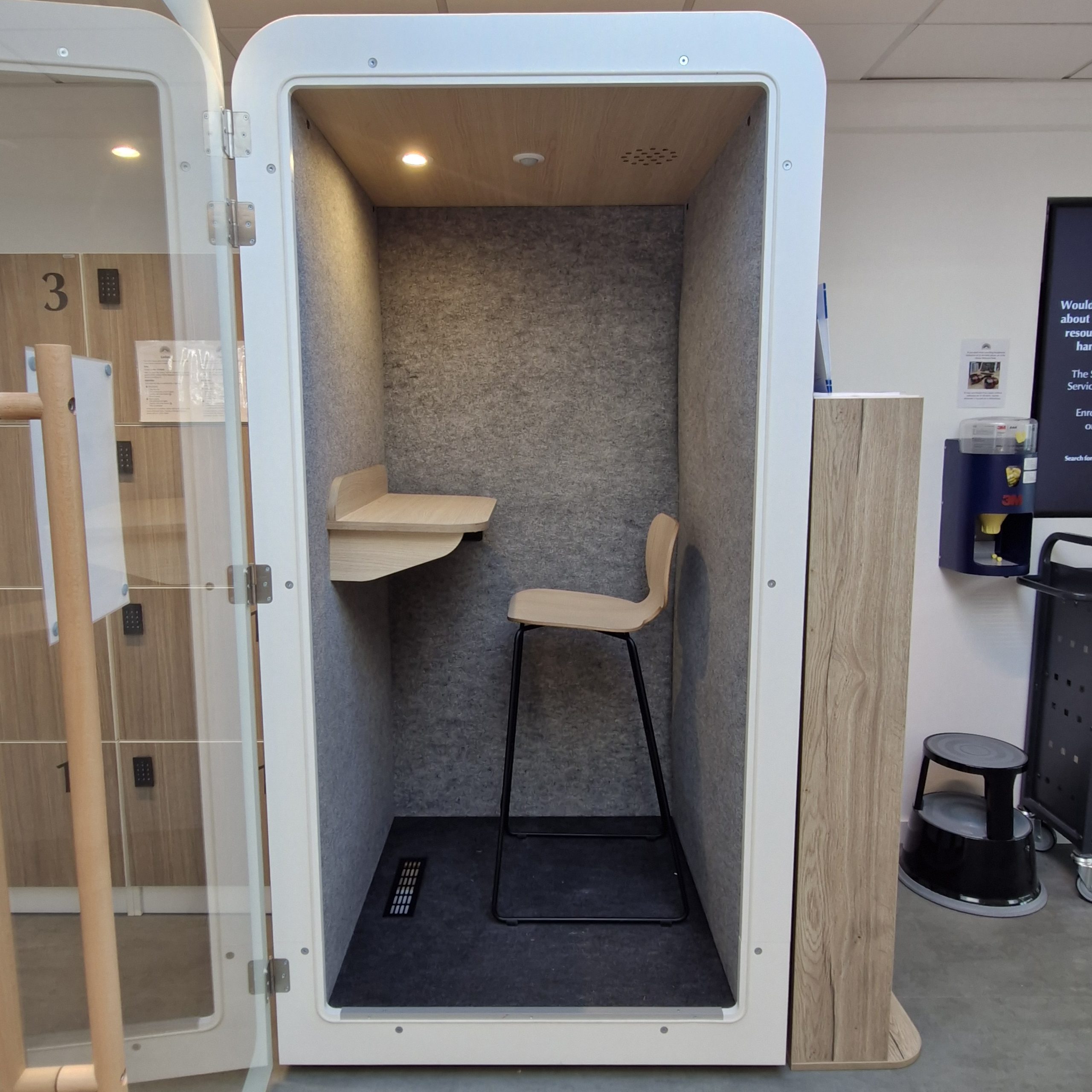 Solo booth
